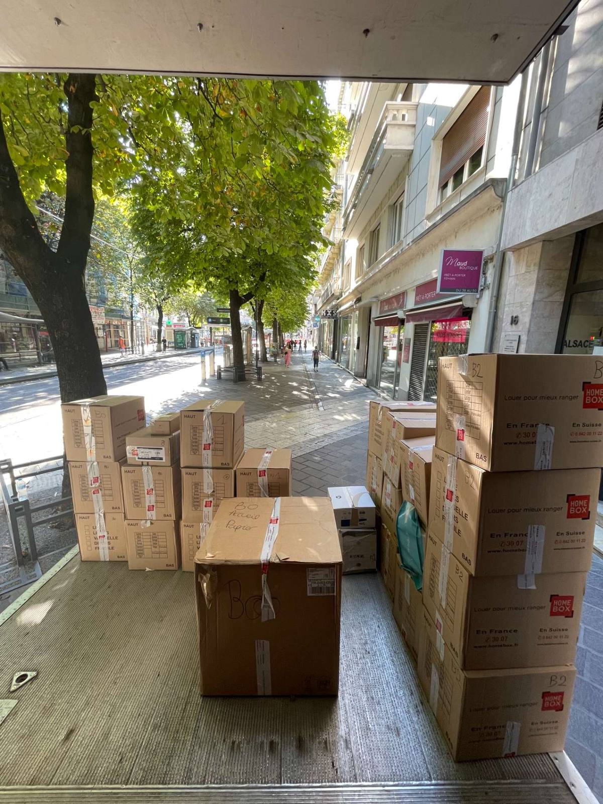 Cartons HOMEBOX empilés sur plateau de monte-meuble à Grenoble