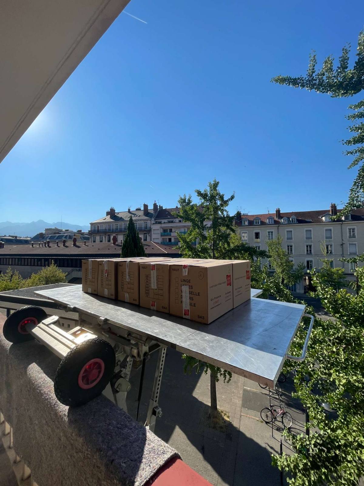 Cartons sur plateau de monte-meuble VHDS