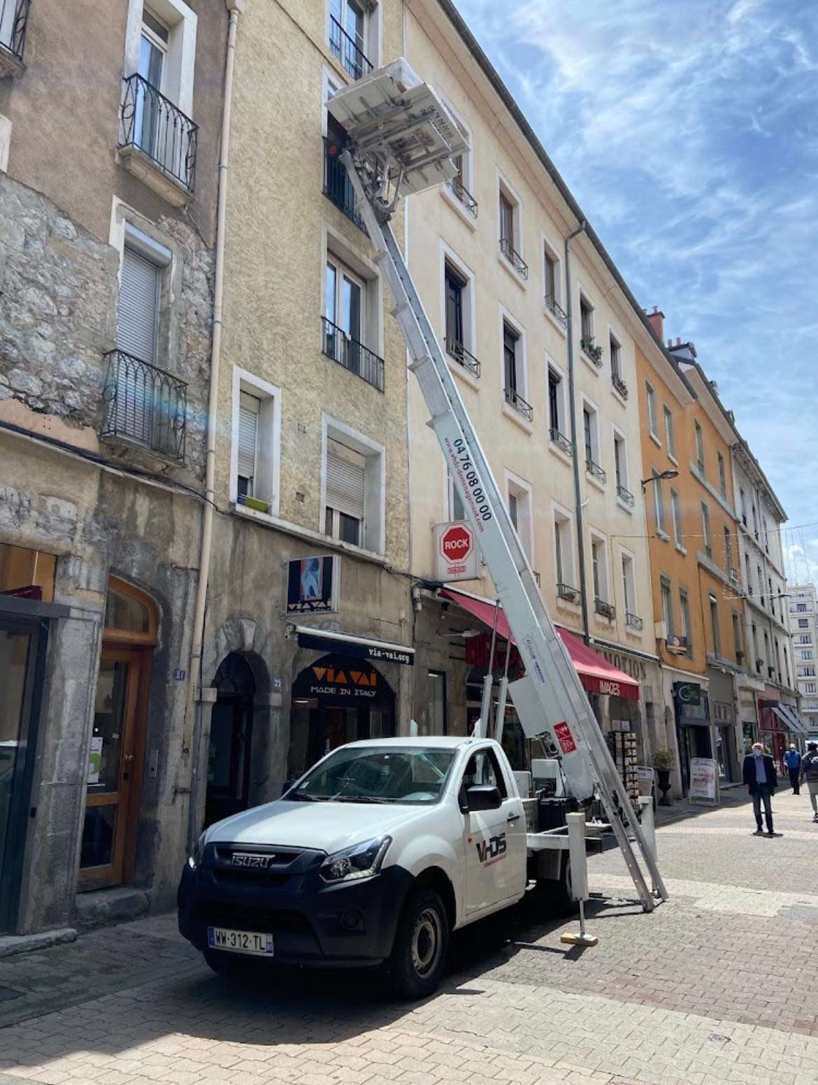 Camion nacelle VHDS en intervention en centre-ville, rue piétonne